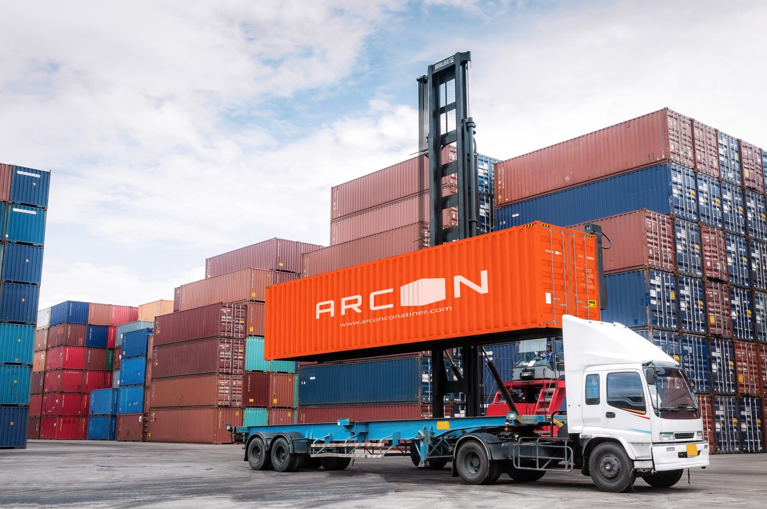A Complete Guide to Loading and Unloading Shipping Containers Efficiently
